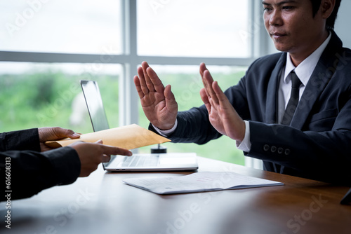 Fotografia Businessman with raised hands as a stop, demanding bribes for business benefits, offenses in public and private organizations must be prosecuted by law