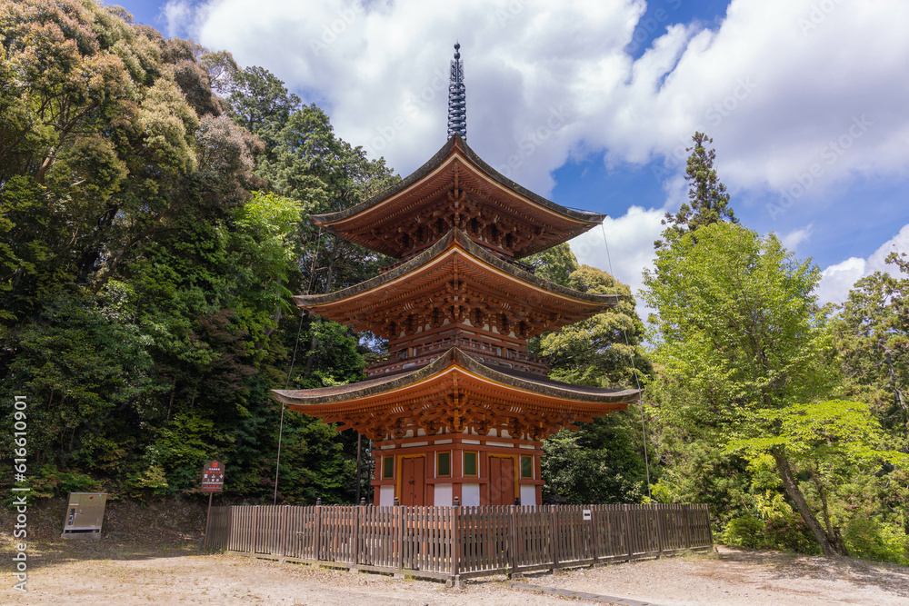 霊山寺の三重塔