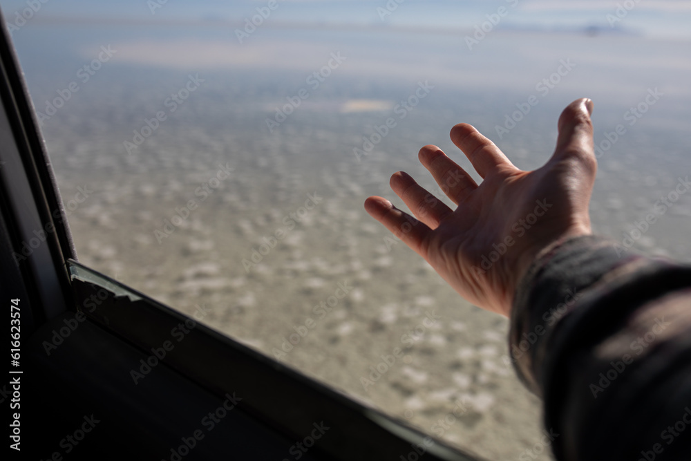 Hand am Salzmeer in der Salar de Uyuni mit Salz am Tag Hand am Salzmeer in der Salar de Uyuni mit Salz am Tag