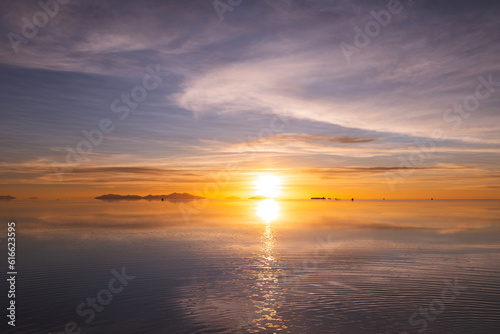Sonnenuntergang in der Salzwüste  Salar de Uyuni in Bolivien