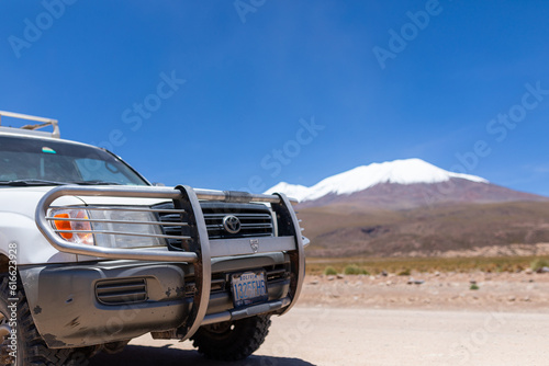 Fototapeta Naklejka Na Ścianę i Meble -  SUV  in der Salar de Uyuni in Bolivien