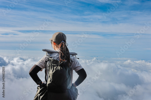 富士山登山する女性