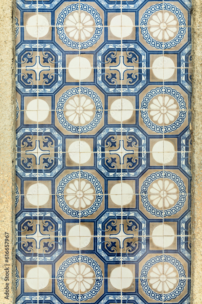 Portugiesische Keramikkacheln (Azulejos) als Wanddekoration