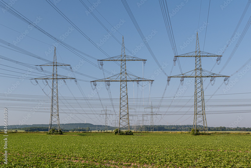 Stromleitungen für Stromtransport Stromleitungen für Stromtransport