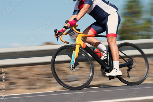 Fotografía Motion blur of a bike race with the bicycle and rider at high speed