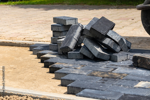 execution of the paving stone surface and leveling wykonanie nawierzchni z kostki brukowej oraz wyrównanie