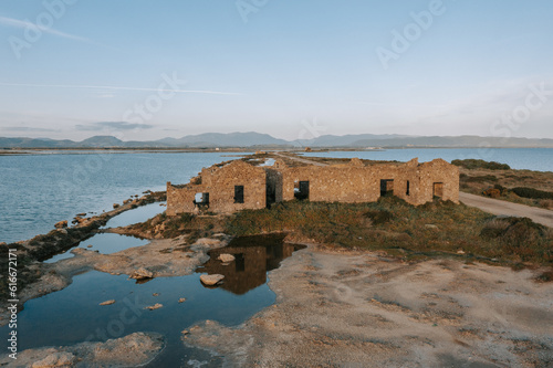 Ruine spiegelt sich im Wasser von Salzfeldern wieder. Salzfelder auf Sardinien. Sant´Antioco. Sunset 3 © Marlon