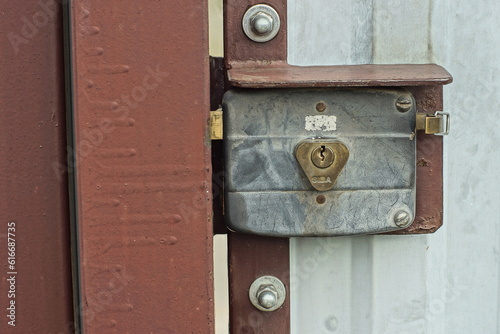 Quadro em tela one modern metal closed reliable safe mortise lock on an iron gate outside