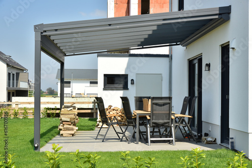 Canvastavla Pergola als Sonnenschutz auf der Terrasse eines neu gebauten Wohnhauses