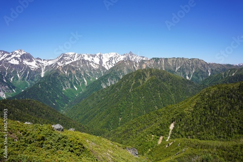 北アルプス　常念岳から望む新緑と残雪の槍ヶ岳 © May.G