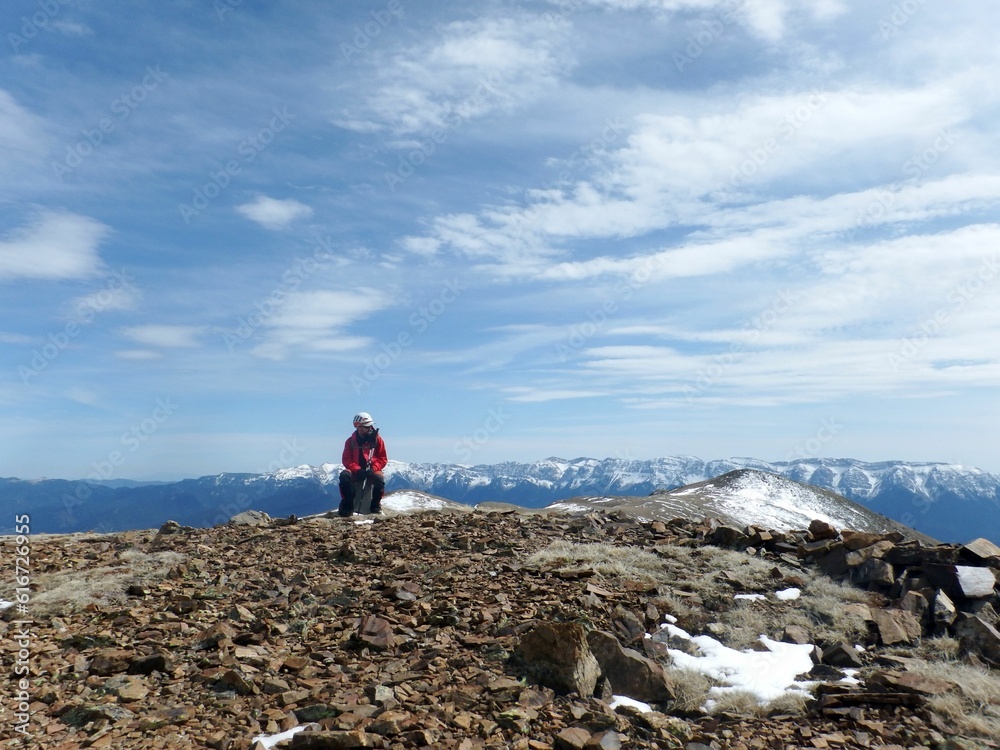 April hike on the ridges around Estanys de la Pera in the Pyrenees (Cerdanya). Due to the dime of the year we found both snow and summer conditions.