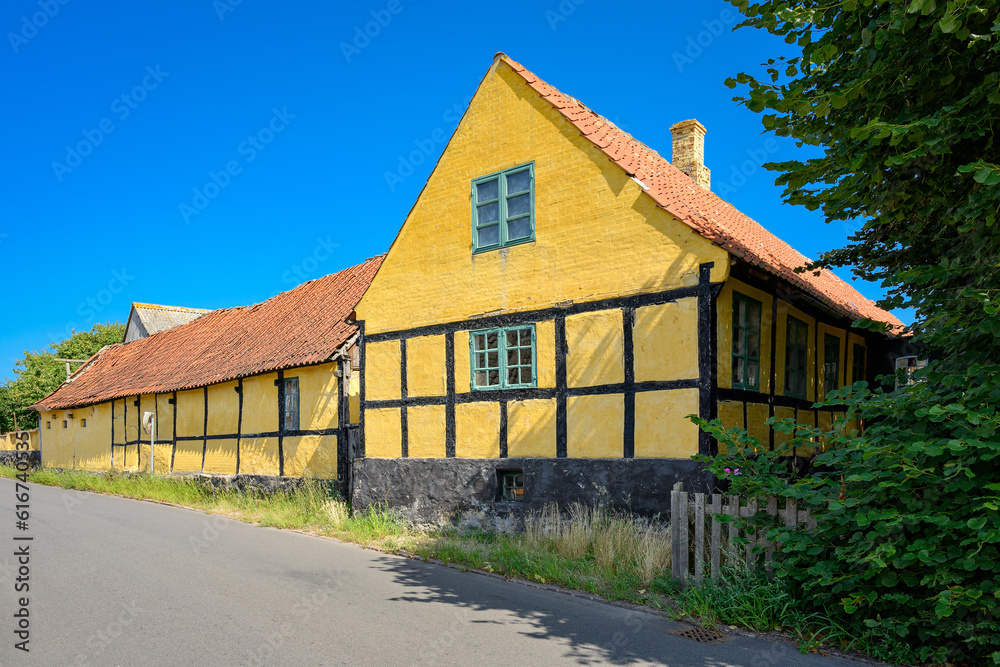 Gelb getünchtes Bauernhaus mit Scheune in Hasle auf Bornholm