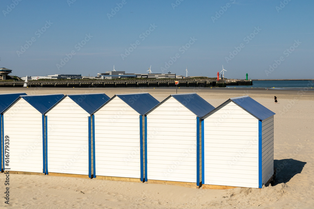 Naklejka premium Cabines de bain sur la plage de sable fin de Boulogne-sur-Mer