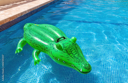 Pool mit Krokodil-Luftmatratze im Wasser