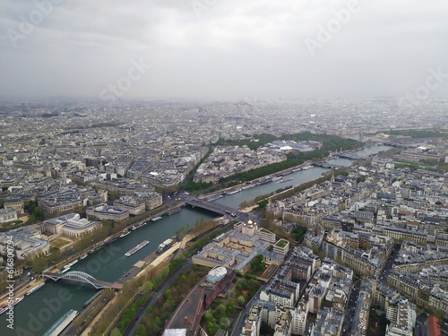 Vue panoramique de la ville de Paris depuis la tour Eiffel © jerome33980
