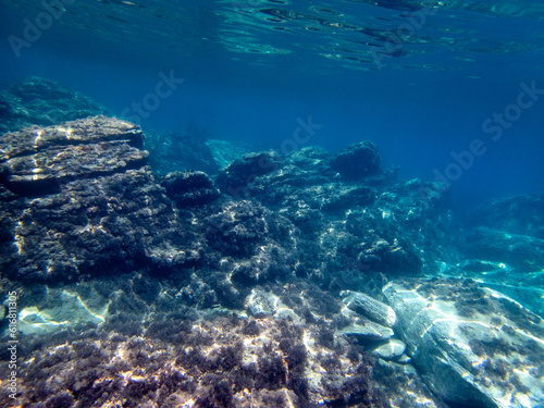 Vista subacquea del mare dell Isola delle Sirene con acqua blu e rocce