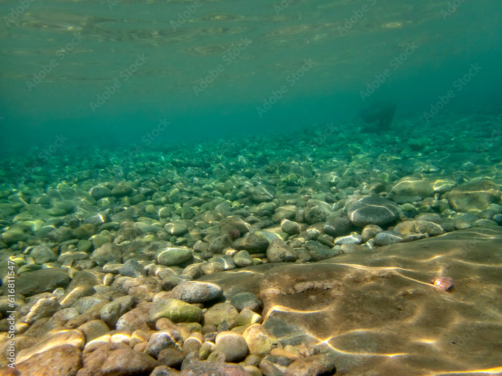 Vista subacquea del fondale marino dell'Isola delle Sirene con pietre nell'acqua Vista subacquea del fondale marino dell'Isola delle Sirene con pietre nell'acqua
