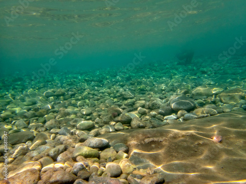 Vista subacquea del fondale marino dell'Isola delle Sirene con pietre nell'acqua