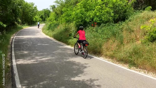 A short video in which two young people on bicycles go downhill at high speed