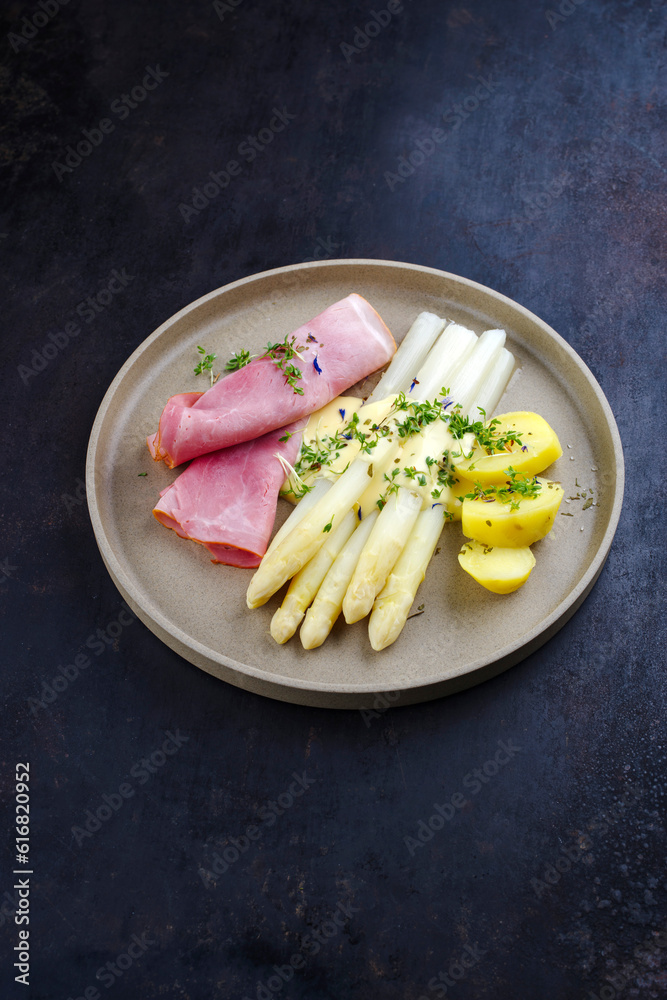 Traditionell gedämpfter weißer Spargel mit Wacholderschinken und ...