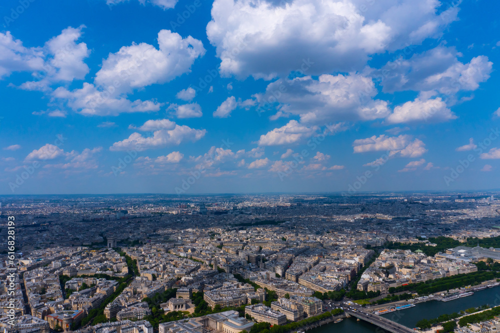 パリの青空と町の眺め風景