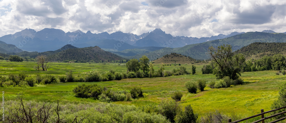 Obraz premium Panoramic view of scenic valley near Continental divide in Colorado