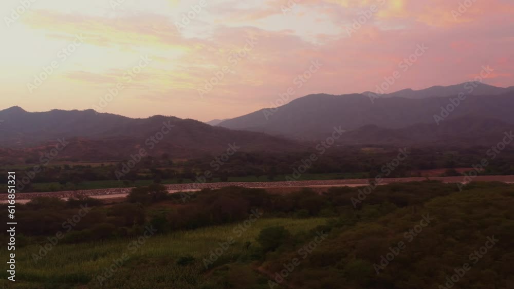 Atardecer en la sierra peruana. drone 4k 003 Atardecer en la sierra peruana. drone 4k 003