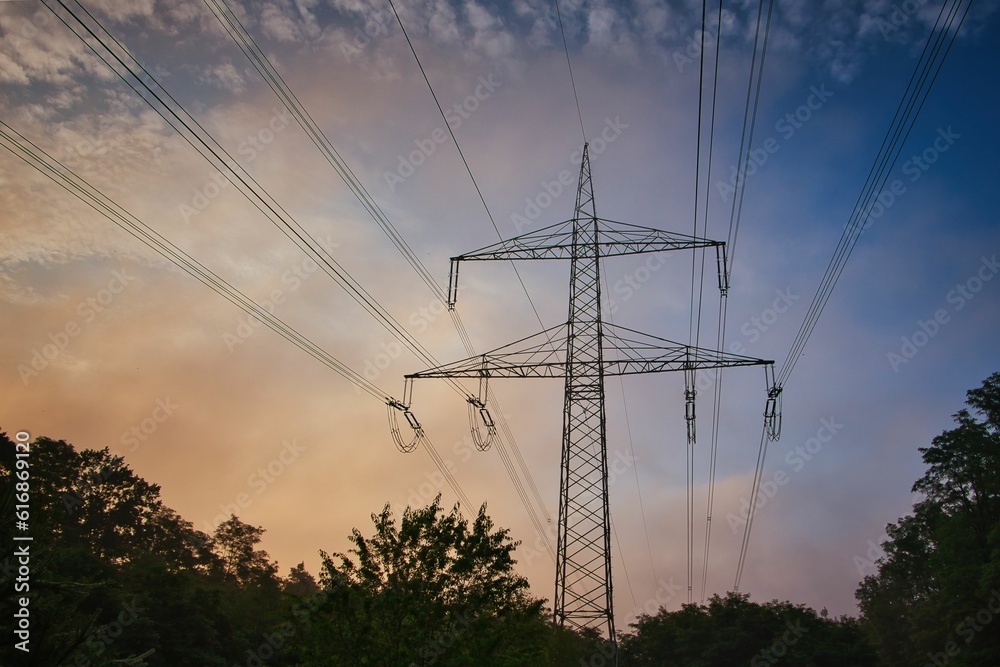 Strommast - Stromleitung - Stromtrasse - Energiekriese - Nebel - Abend - Electricity - Energy - Infrastructure - Concept - Power Lines - Transmission - High Voltage - Blackout	