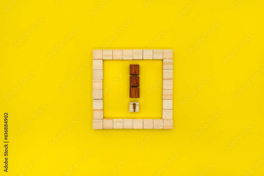黄色い背景の赤いウッドキューブのビックリマークが入ったボックス