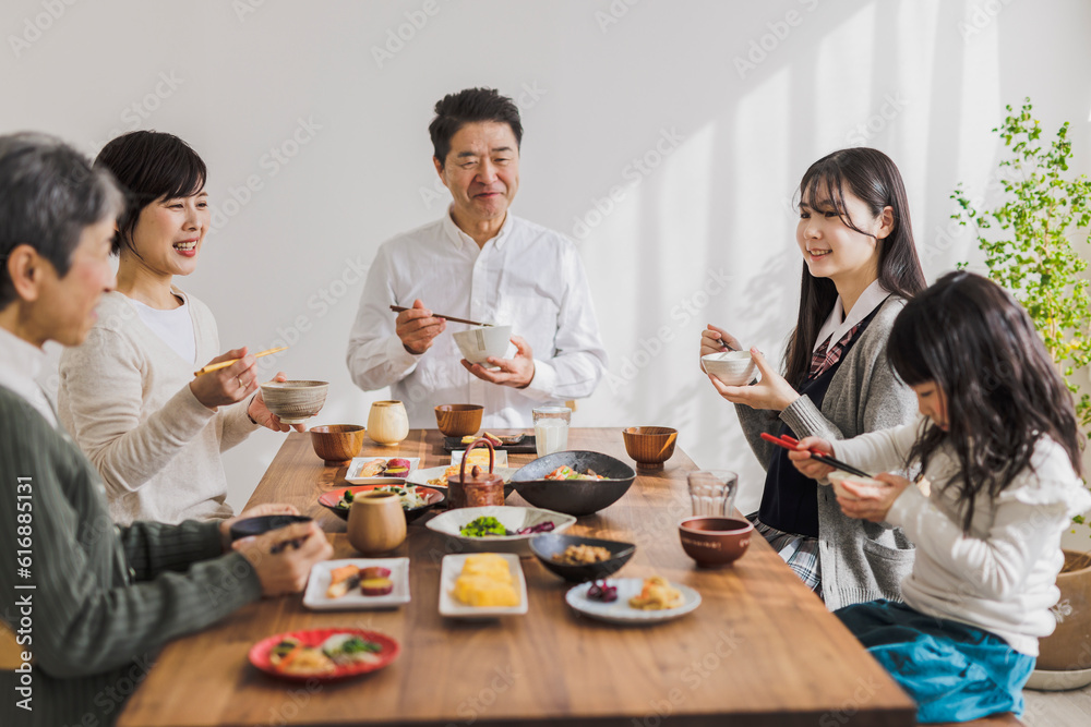 朝食を食べる日本人三世代家族 朝食を食べる日本人三世代家族