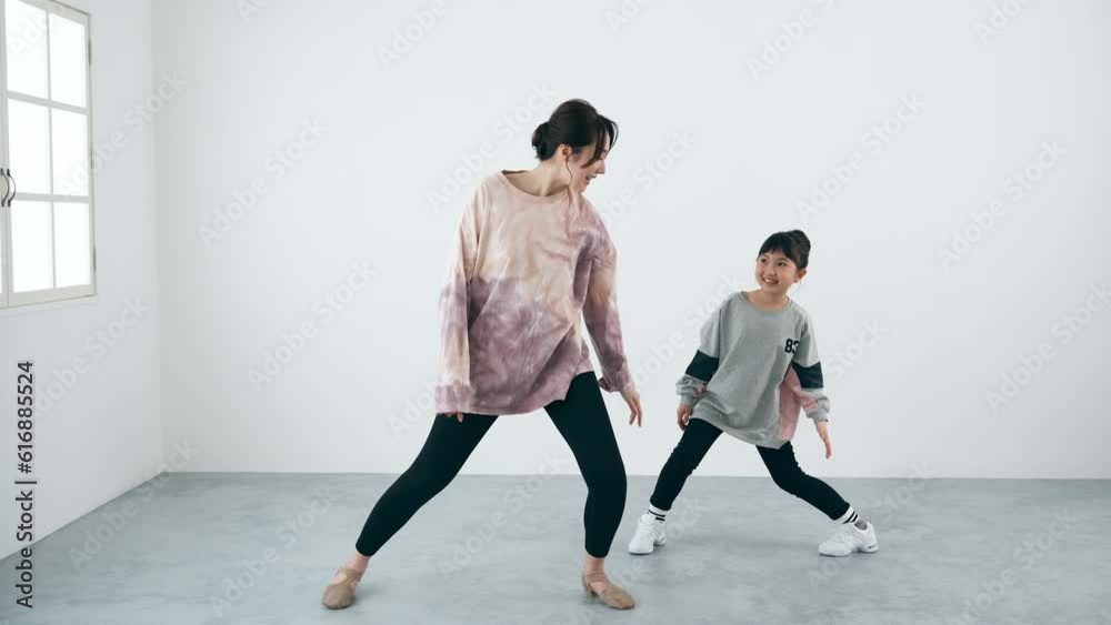 ダンスのレッスンを受ける女の子 ダンス教室 ダンスのレッスンを受ける女の子 ダンス教室