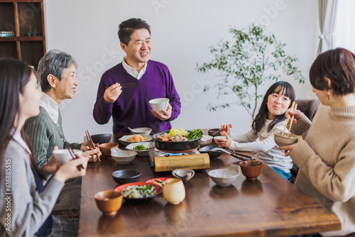 食卓を囲む日本人三世代家族