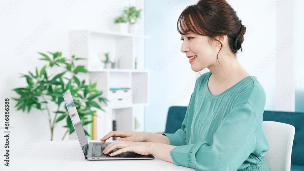 室内でパソコンを使う女性