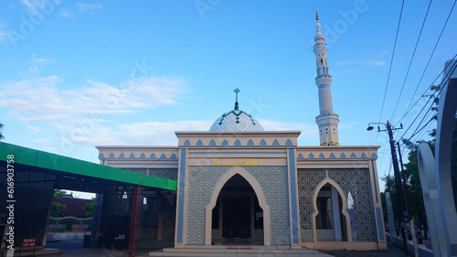 Cuadro en lienzo The scenery depicting the artistic beauty of the mosque's walls and minarets is a dazzling work of art