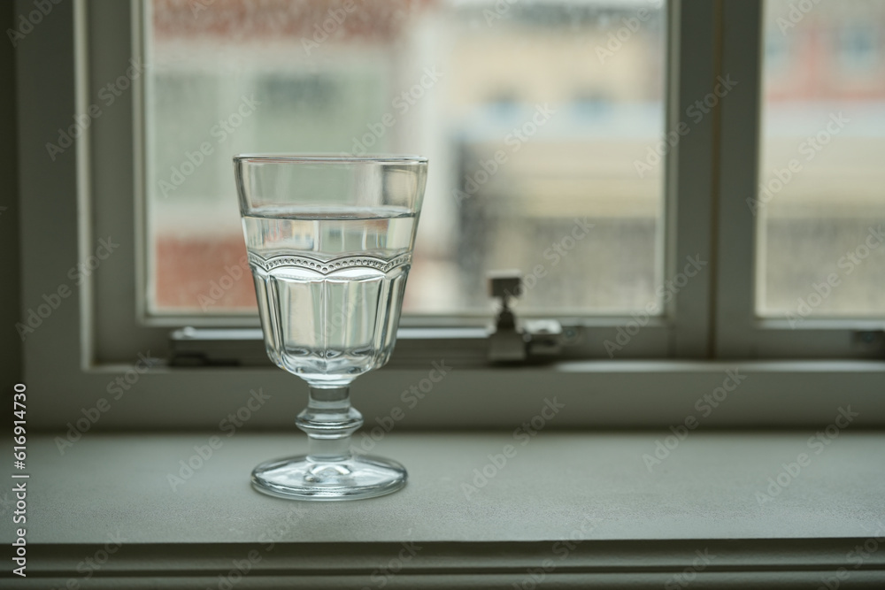 유리컵 물잔 속 물과 창문 Stock Photo | Adobe Stock
