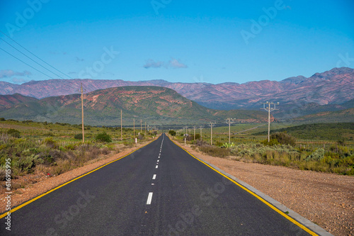 lange gerade Straße in der Halbwüste Karoo
