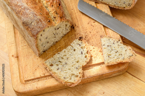 Kroić chleb na desce kuchennej w kuchni