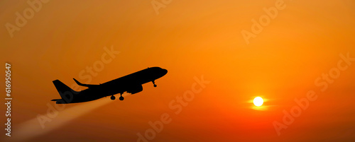 Obraz na płótnie The plane takes off at sunset. w salonie