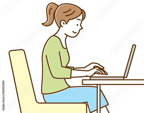 座ってパソコンで作業する若い女性の横顔