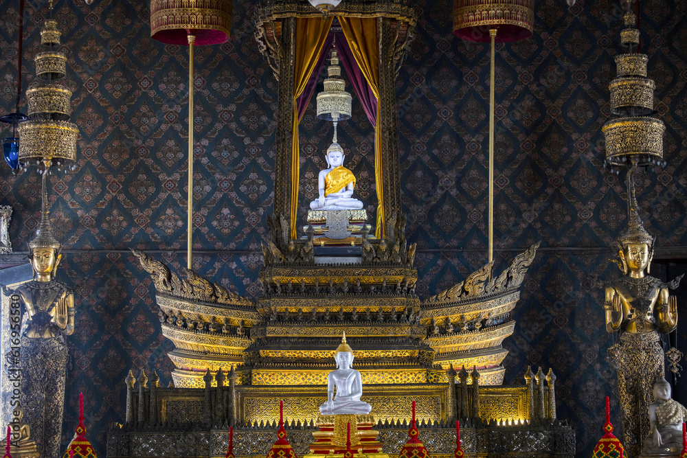 Obraz premium Buddhist monks pray in vihane Wat Thepthidaram Worawihan