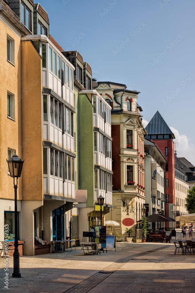crimmitschau, deutschland - einkaufsmeile im stadtzentrum