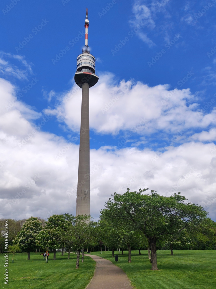 Obraz premium Danube Tower in Vienna seen from the Danube park