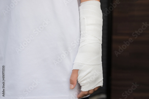 骨折や打撲、捻挫をして腕を固定するイメージ photo