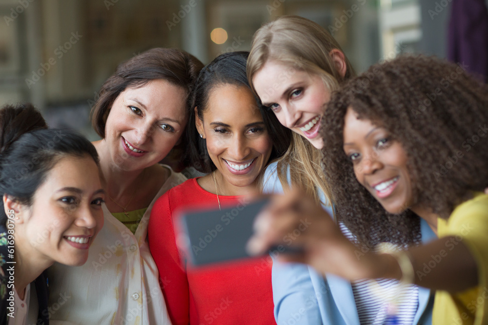 Obraz premium Women friends taking selfie with camera phone
