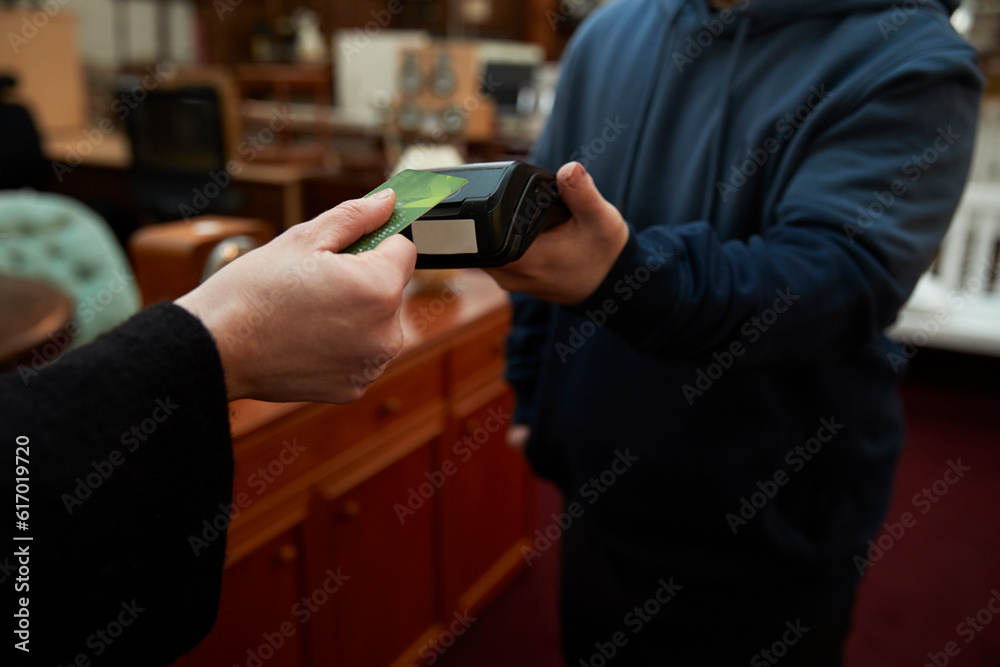 Client using credit card in store Client using credit card in store
