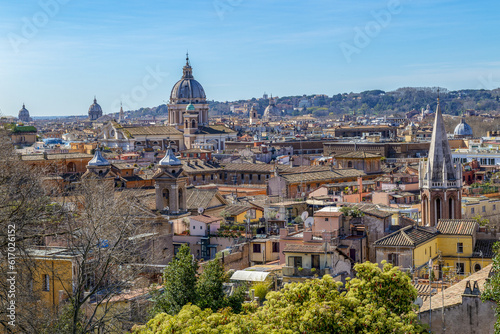 Vue sur les toits, les monuments et les clochers de Rome