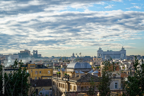 Vue sur les toits, les monuments et les clochers de Rome