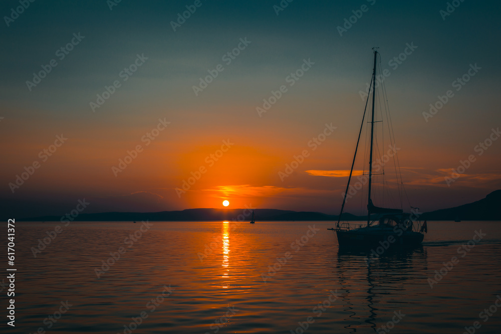 hajó és naplemente a Balatonon