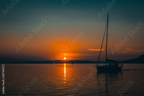 hajó és naplemente a Balatonon © Szili
