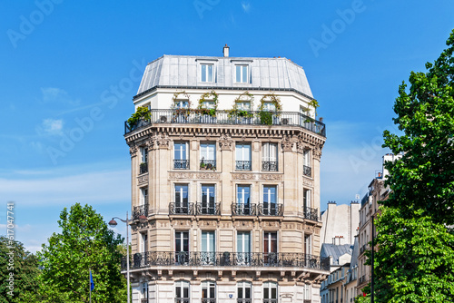 Façade d’un immeuble parisien en pierres
